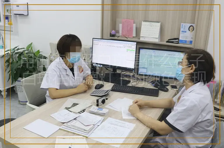 用伍德灯照白斑是什么样子 白斑在伍德灯下的颜色表现