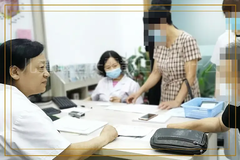 儿童腿上长零散白点是什么原因