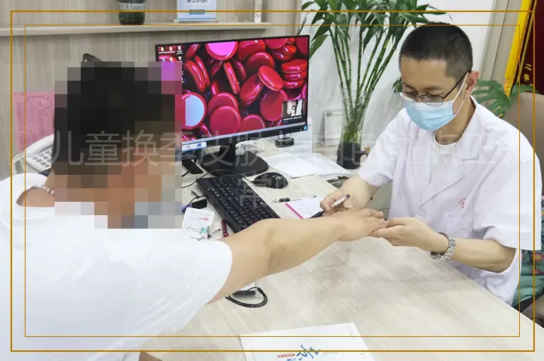 儿童换季皮肤长白色斑点正常吗