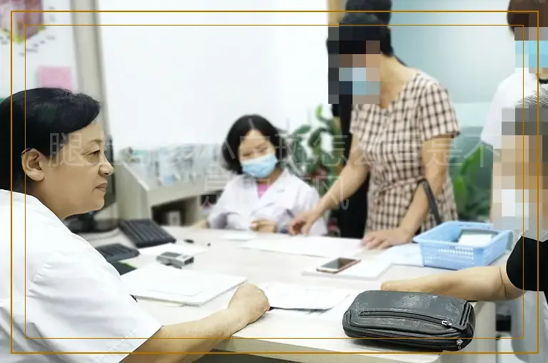 腿上好多小白斑怎么看是不是白癜风